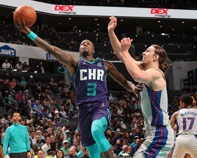  福克斯压哨绝杀活塞，国王惊险取胜延续季后赛希望  